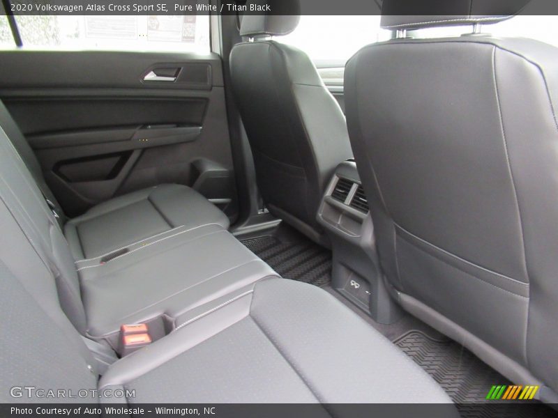 Pure White / Titan Black 2020 Volkswagen Atlas Cross Sport SE