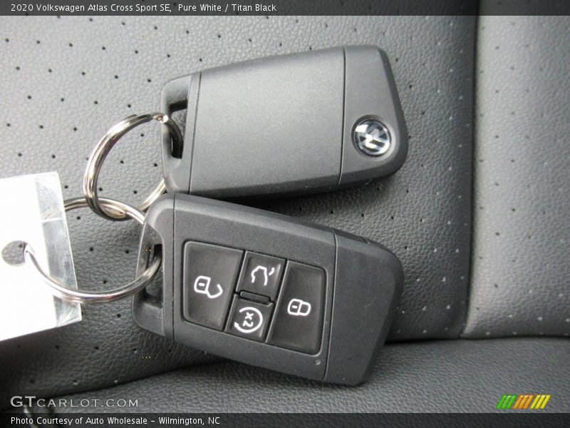Pure White / Titan Black 2020 Volkswagen Atlas Cross Sport SE