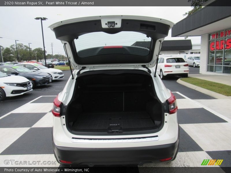 Pearl White Tricoat / Almond 2020 Nissan Rogue SV