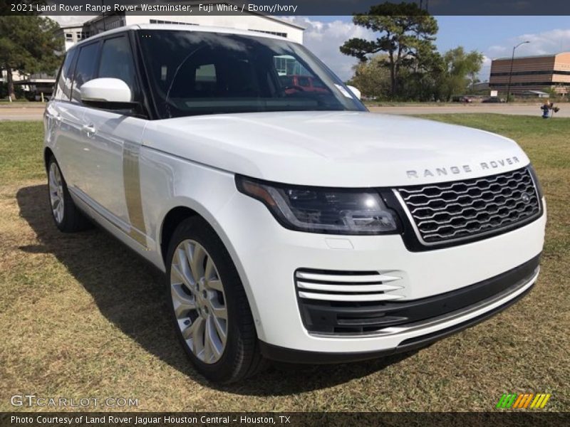 Front 3/4 View of 2021 Range Rover Westminster