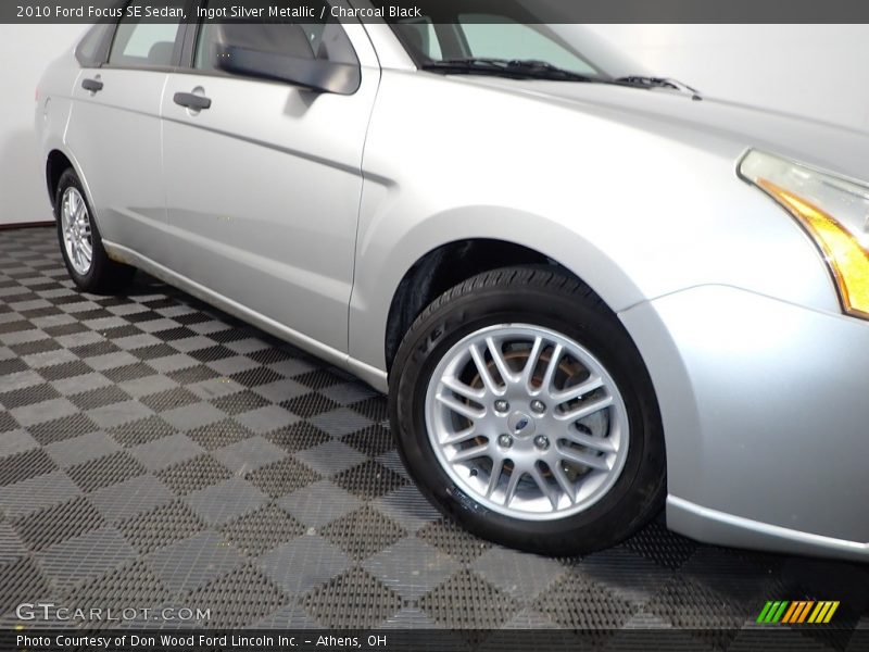 Ingot Silver Metallic / Charcoal Black 2010 Ford Focus SE Sedan