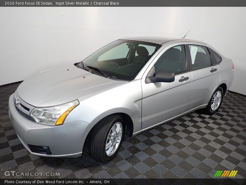 Ingot Silver Metallic / Charcoal Black 2010 Ford Focus SE Sedan