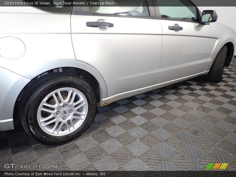 Ingot Silver Metallic / Charcoal Black 2010 Ford Focus SE Sedan
