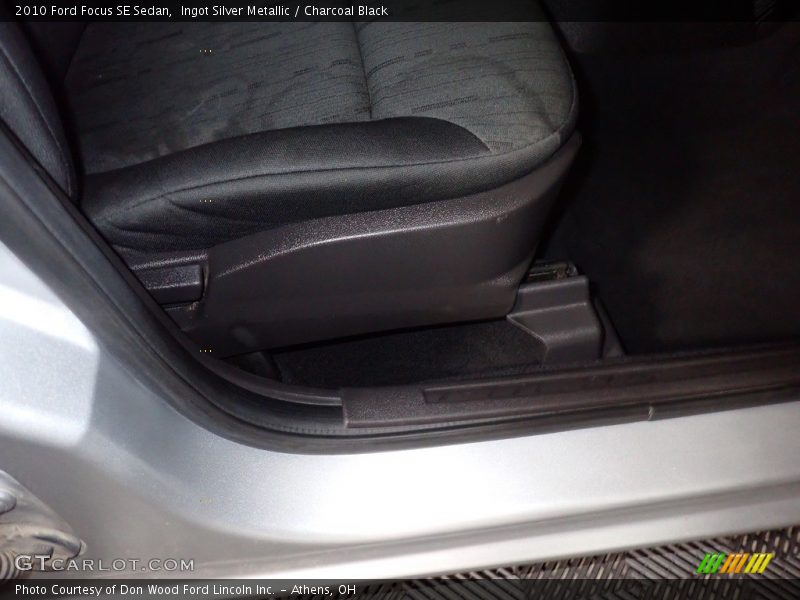 Ingot Silver Metallic / Charcoal Black 2010 Ford Focus SE Sedan