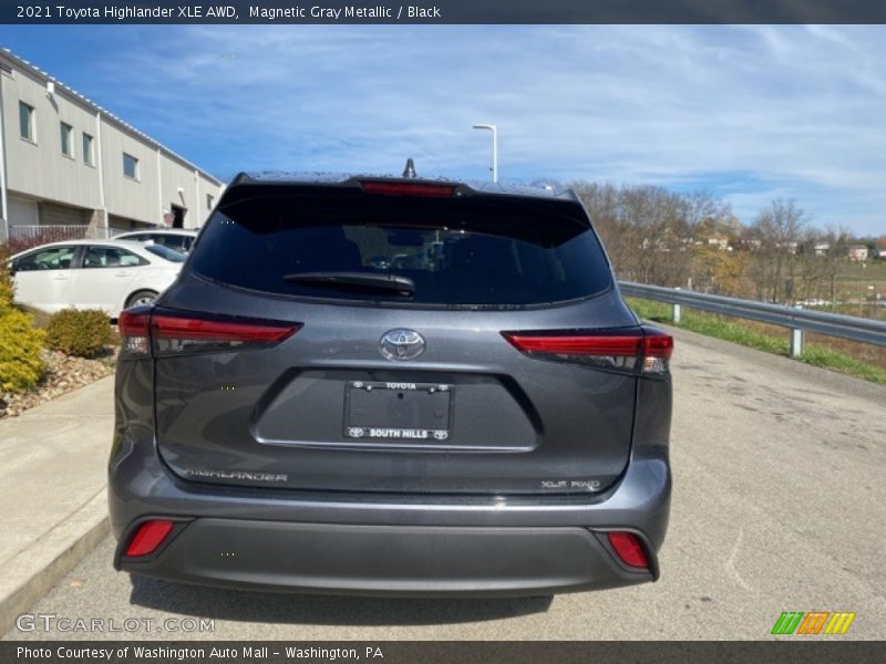 Magnetic Gray Metallic / Black 2021 Toyota Highlander XLE AWD