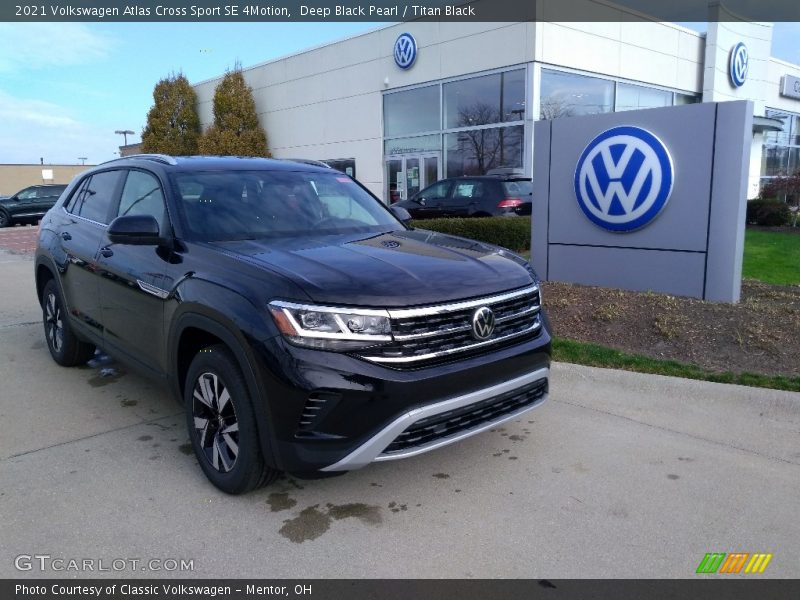 Front 3/4 View of 2021 Atlas Cross Sport SE 4Motion