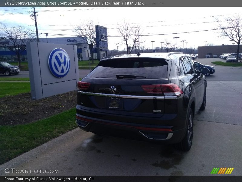 Deep Black Pearl / Titan Black 2021 Volkswagen Atlas Cross Sport SE 4Motion
