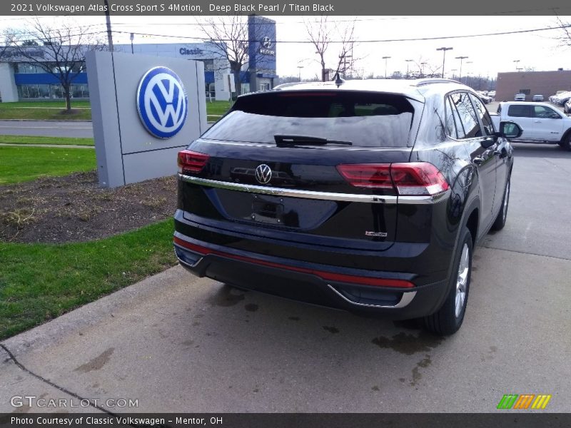 Deep Black Pearl / Titan Black 2021 Volkswagen Atlas Cross Sport S 4Motion