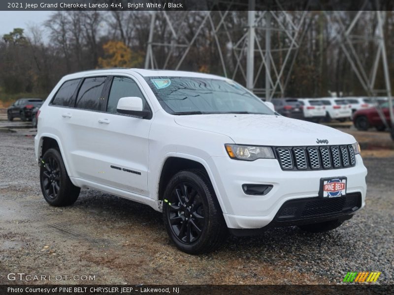 Bright White / Black 2021 Jeep Grand Cherokee Laredo 4x4