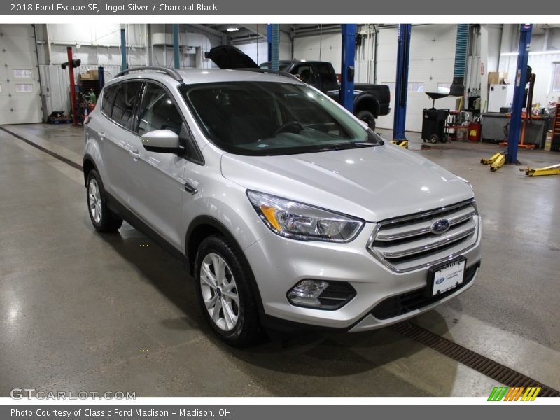 Ingot Silver / Charcoal Black 2018 Ford Escape SE