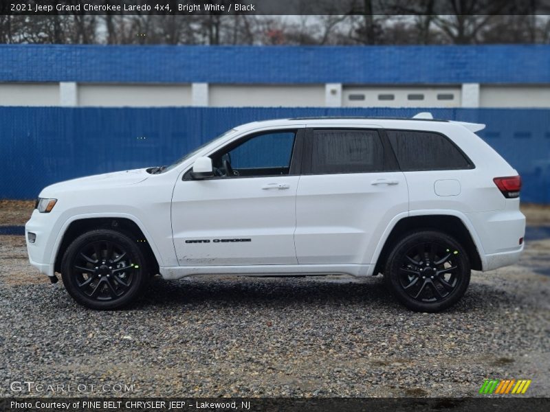 Bright White / Black 2021 Jeep Grand Cherokee Laredo 4x4