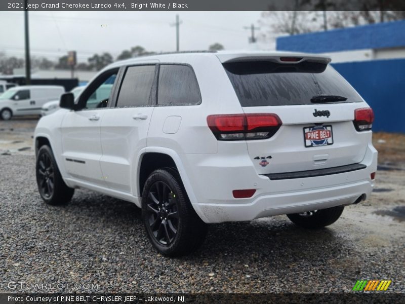 Bright White / Black 2021 Jeep Grand Cherokee Laredo 4x4