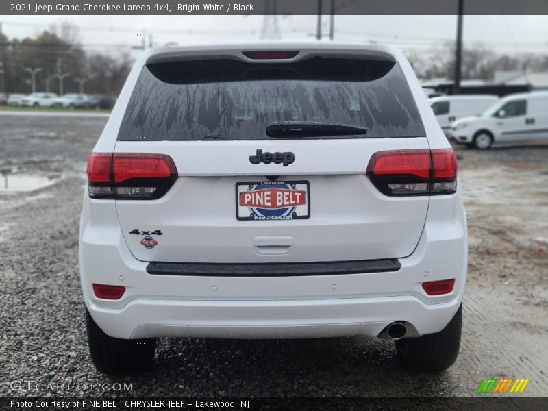 Bright White / Black 2021 Jeep Grand Cherokee Laredo 4x4