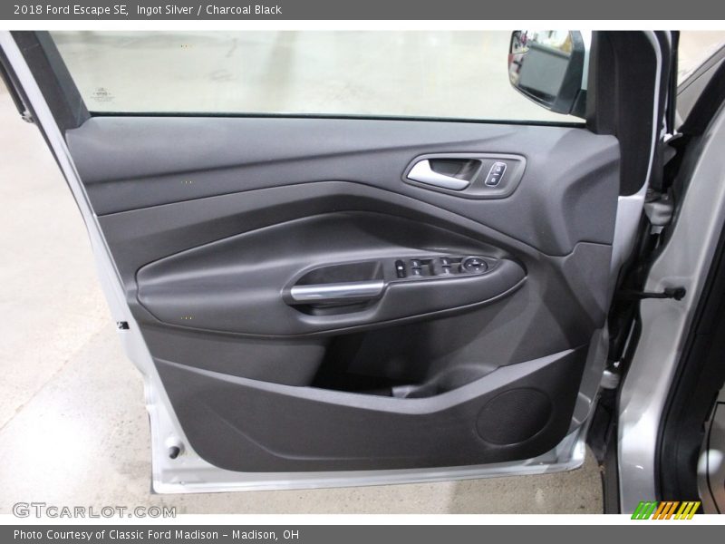 Ingot Silver / Charcoal Black 2018 Ford Escape SE