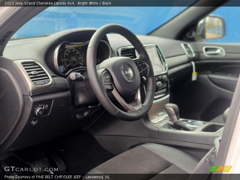 Bright White / Black 2021 Jeep Grand Cherokee Laredo 4x4