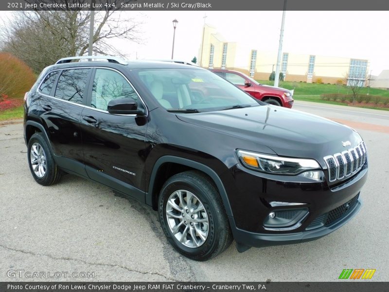 Front 3/4 View of 2021 Cherokee Latitude Lux 4x4
