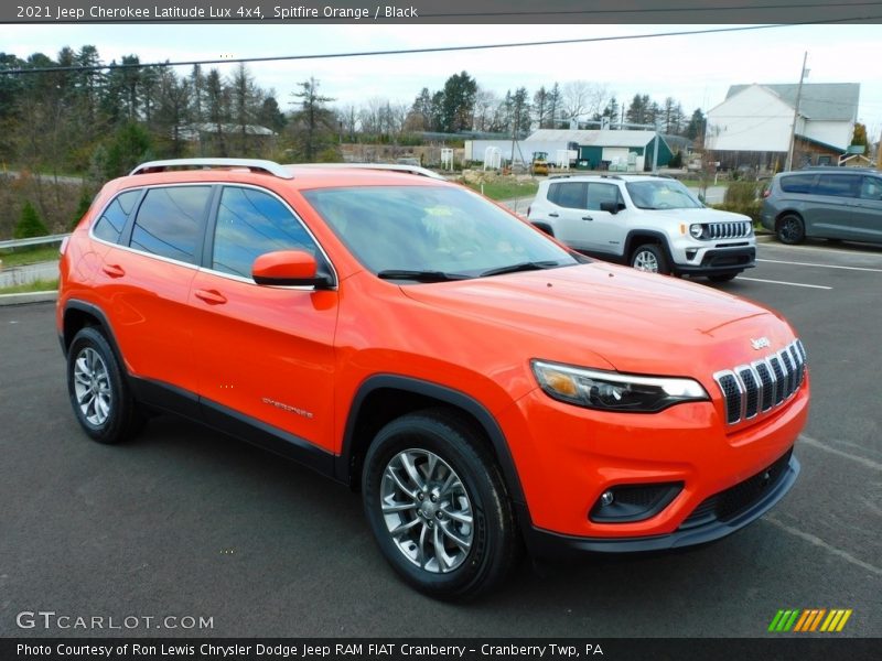 Front 3/4 View of 2021 Cherokee Latitude Lux 4x4