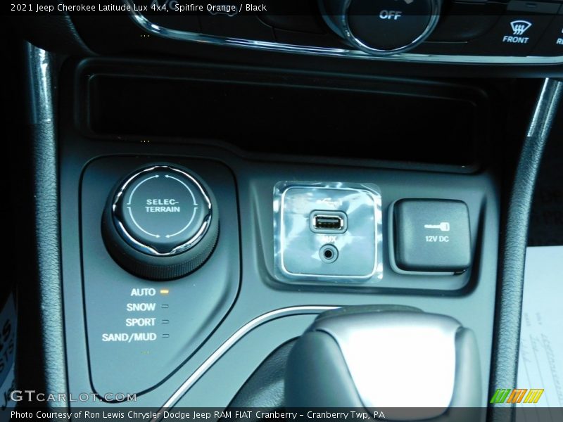 Controls of 2021 Cherokee Latitude Lux 4x4