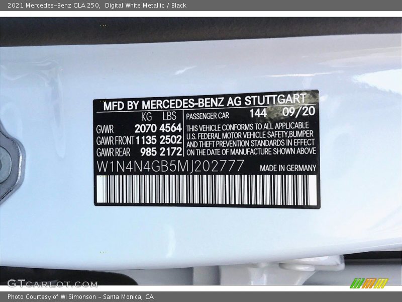 Digital White Metallic / Black 2021 Mercedes-Benz GLA 250