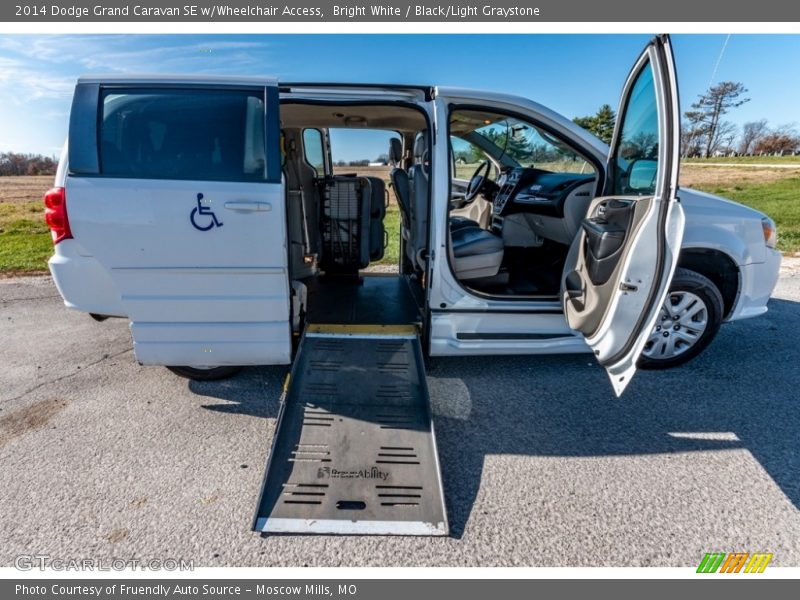 2014 Grand Caravan SE w/Wheelchair Access Bright White