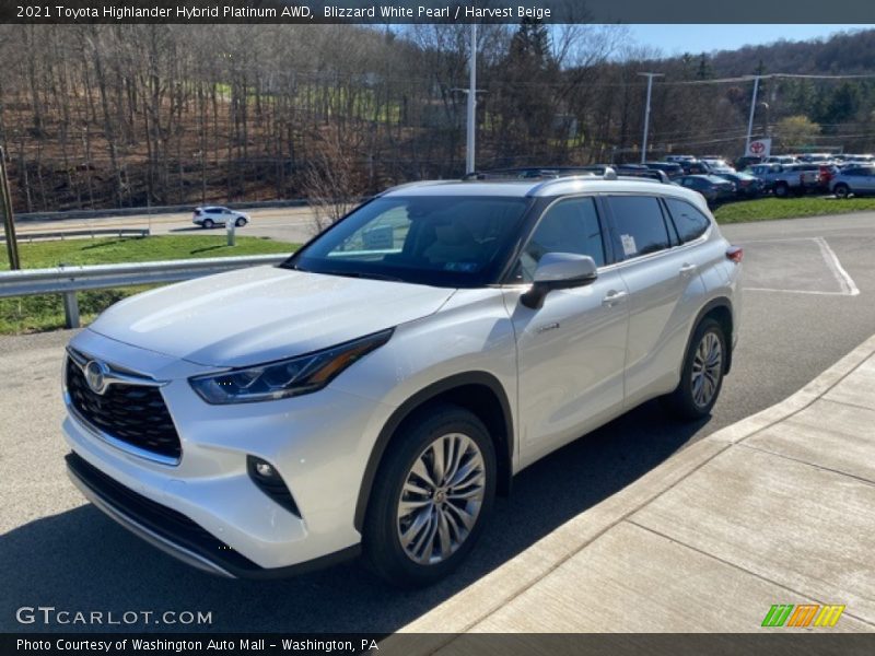 Front 3/4 View of 2021 Highlander Hybrid Platinum AWD