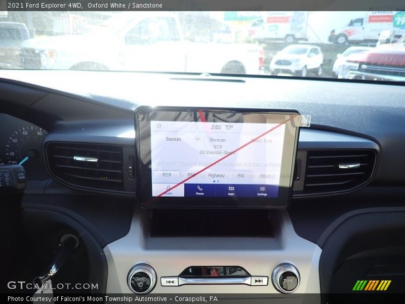 Oxford White / Sandstone 2021 Ford Explorer 4WD