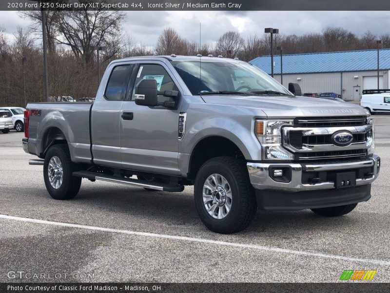 Front 3/4 View of 2020 F250 Super Duty XLT SuperCab 4x4