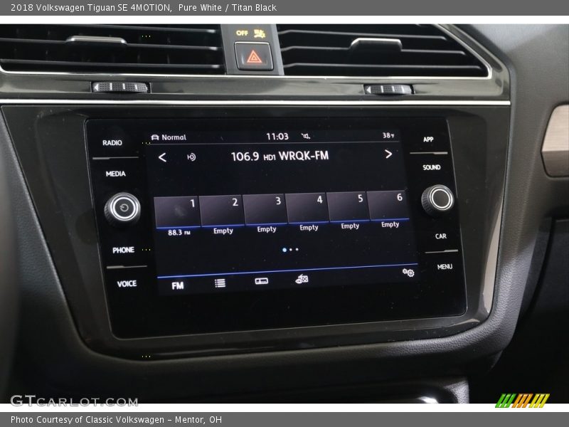 Pure White / Titan Black 2018 Volkswagen Tiguan SE 4MOTION