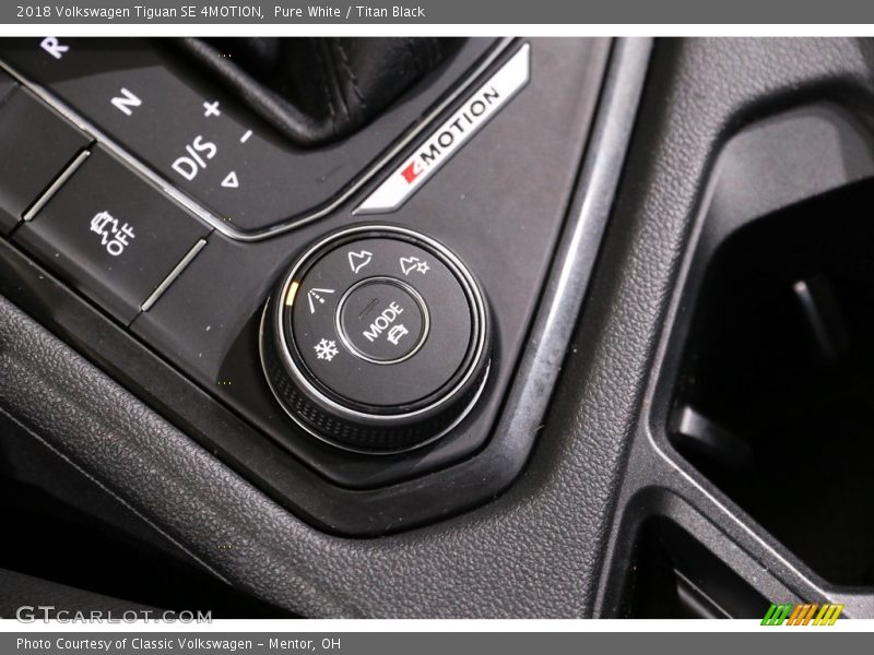 Pure White / Titan Black 2018 Volkswagen Tiguan SE 4MOTION