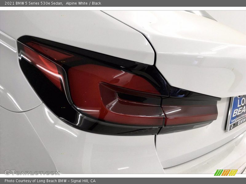 Alpine White / Black 2021 BMW 5 Series 530e Sedan