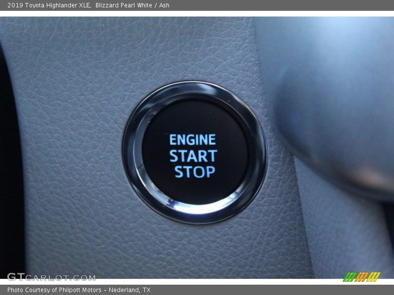 Blizzard Pearl White / Ash 2019 Toyota Highlander XLE