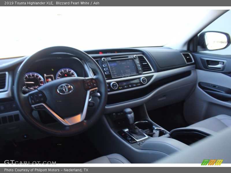 Blizzard Pearl White / Ash 2019 Toyota Highlander XLE