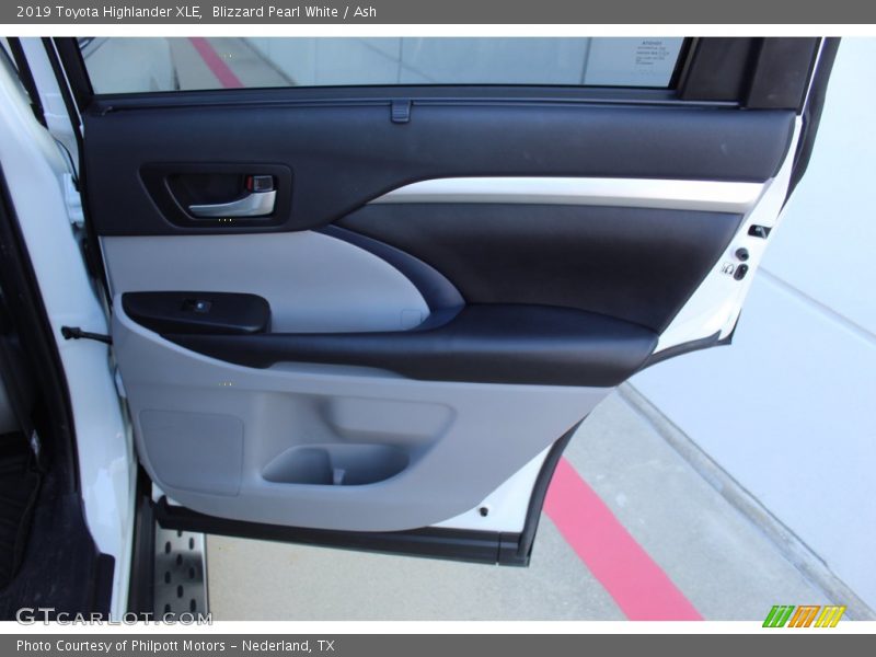 Blizzard Pearl White / Ash 2019 Toyota Highlander XLE