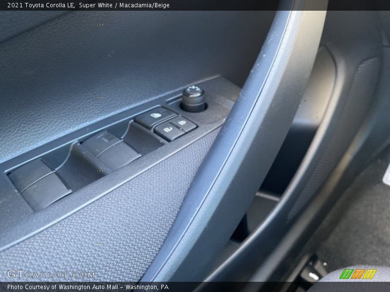 Super White / Macadamia/Beige 2021 Toyota Corolla LE