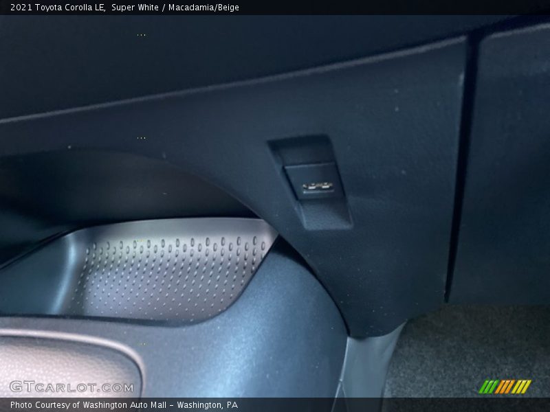 Super White / Macadamia/Beige 2021 Toyota Corolla LE