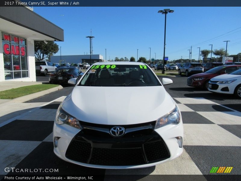 Super White / Ash 2017 Toyota Camry SE