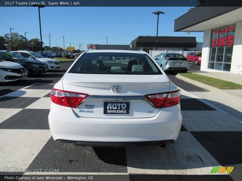 Super White / Ash 2017 Toyota Camry SE