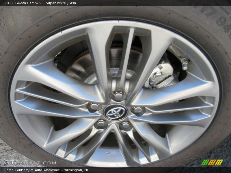 Super White / Ash 2017 Toyota Camry SE