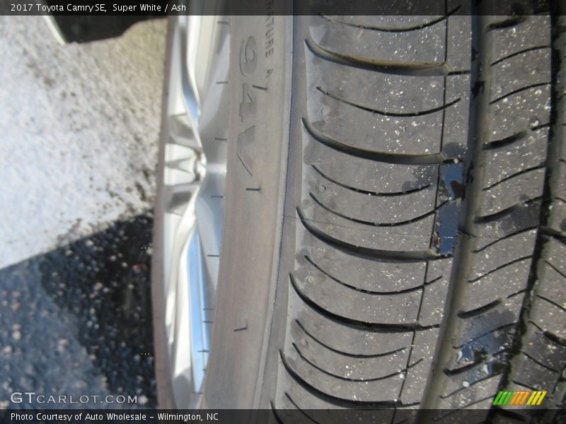 Super White / Ash 2017 Toyota Camry SE