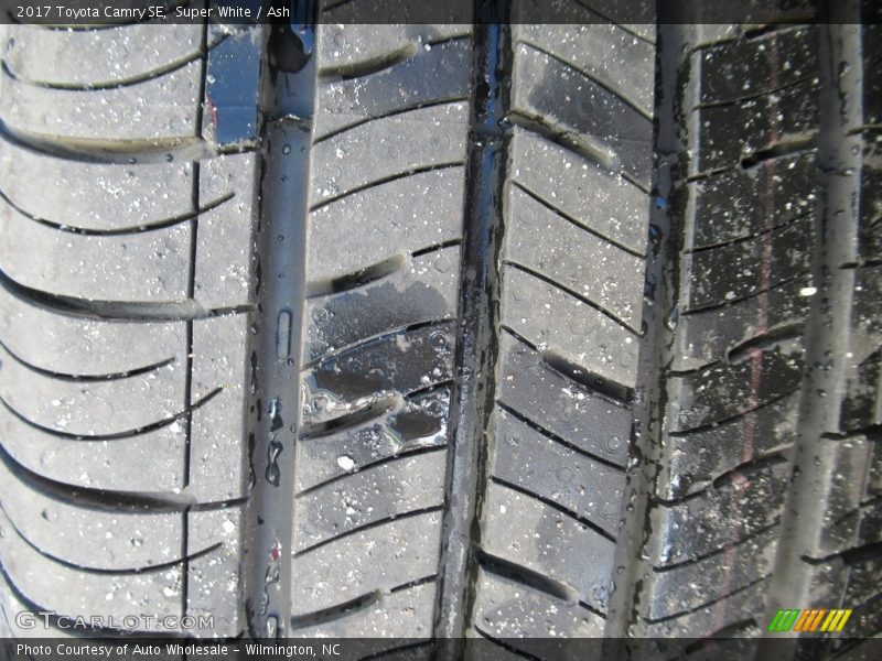 Super White / Ash 2017 Toyota Camry SE