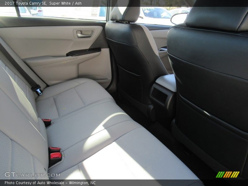 Super White / Ash 2017 Toyota Camry SE