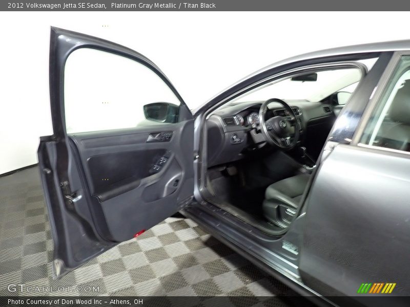 Platinum Gray Metallic / Titan Black 2012 Volkswagen Jetta SE Sedan