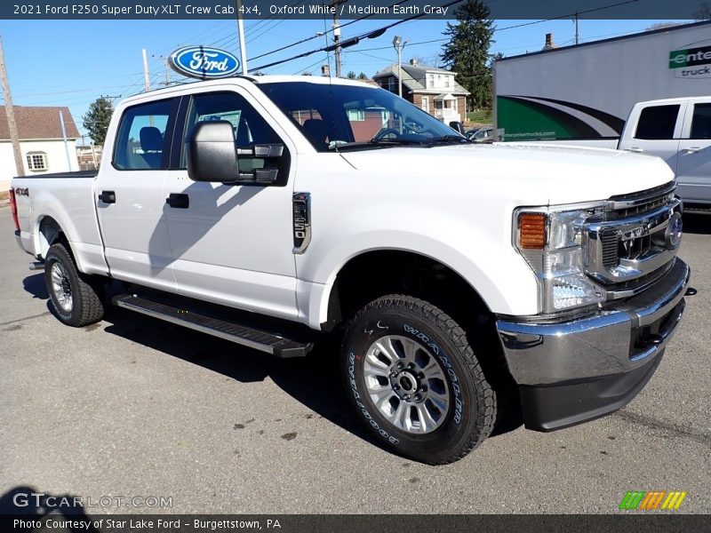 Front 3/4 View of 2021 F250 Super Duty XLT Crew Cab 4x4
