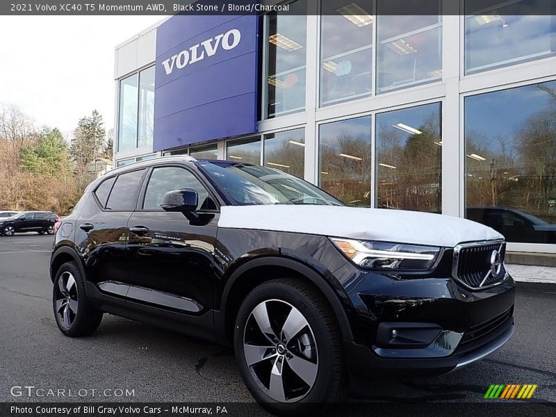 Front 3/4 View of 2021 XC40 T5 Momentum AWD