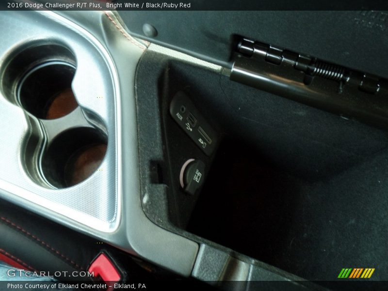 Bright White / Black/Ruby Red 2016 Dodge Challenger R/T Plus