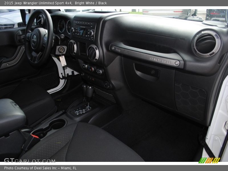 Bright White / Black 2015 Jeep Wrangler Unlimited Sport 4x4