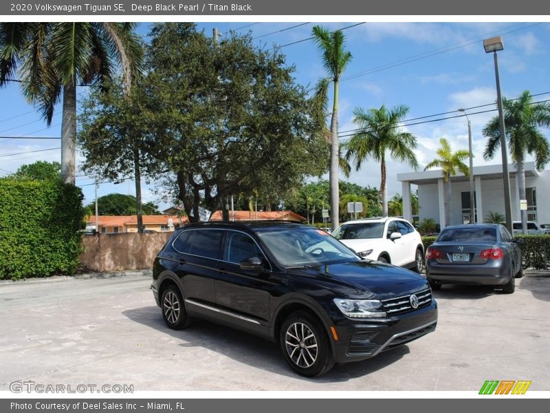 Deep Black Pearl / Titan Black 2020 Volkswagen Tiguan SE