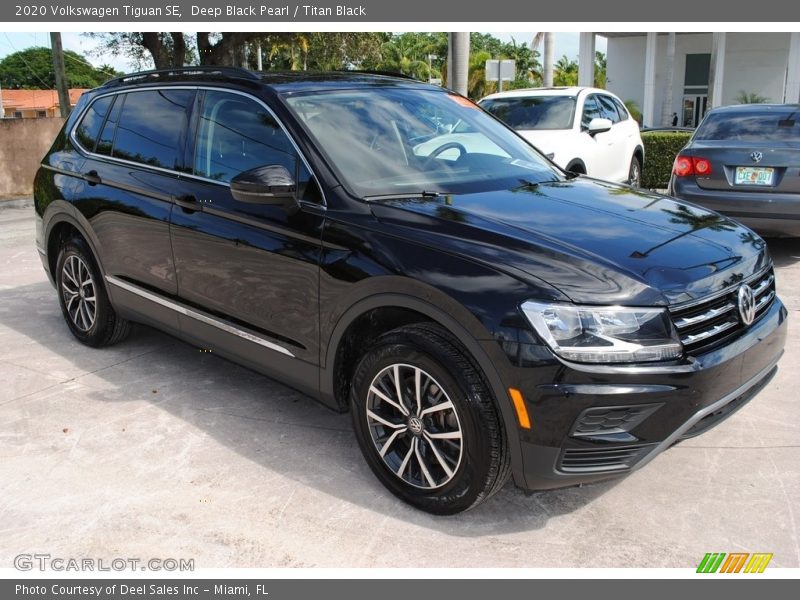 Deep Black Pearl / Titan Black 2020 Volkswagen Tiguan SE