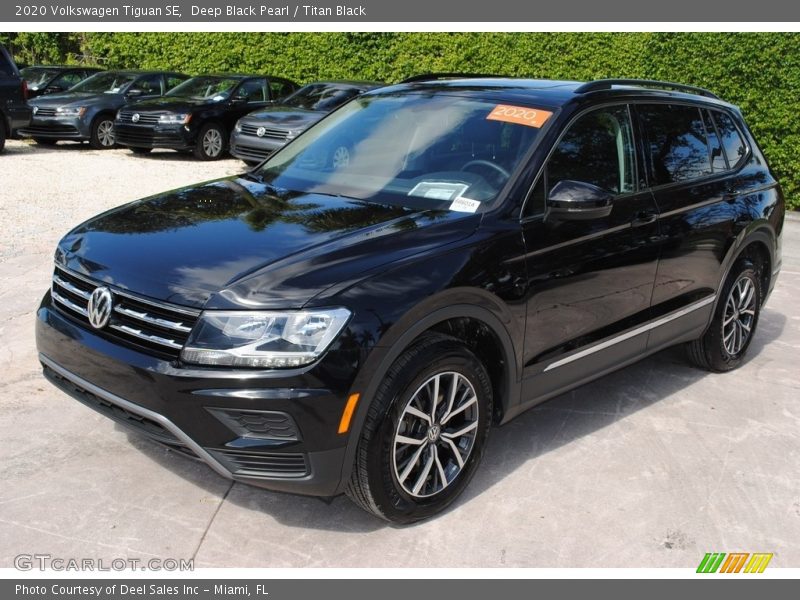 Deep Black Pearl / Titan Black 2020 Volkswagen Tiguan SE
