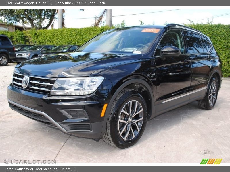 Deep Black Pearl / Titan Black 2020 Volkswagen Tiguan SE